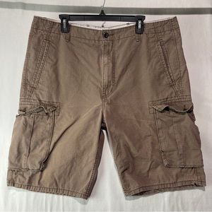 Levi’s Cargo I Shorts White Tab Relaxed Fit Below The Knee Size 38 Worn Brown.